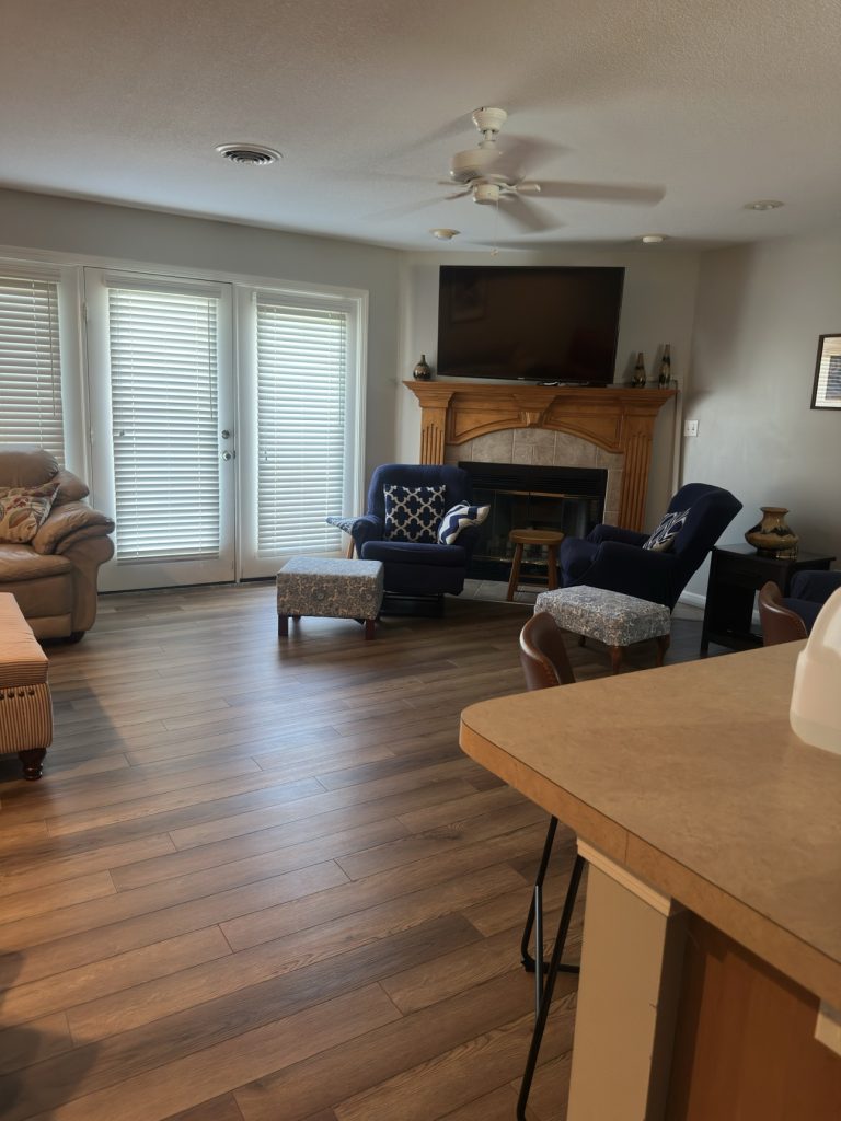 Fresh living room with fireplace and wood floors